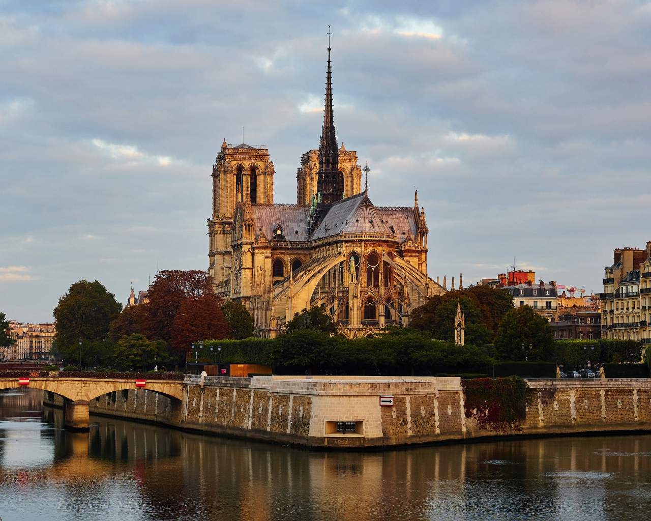 Вид на Собор Парижской Богоматери у воды, Франция