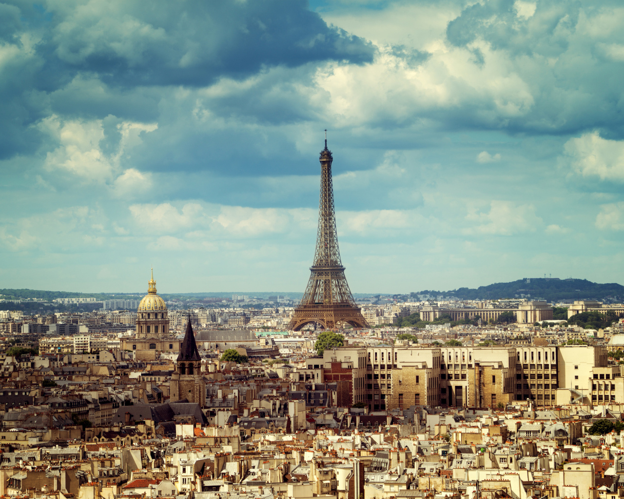 Вид на город Париж и Эйфелеву башню под красивым небом, Франция