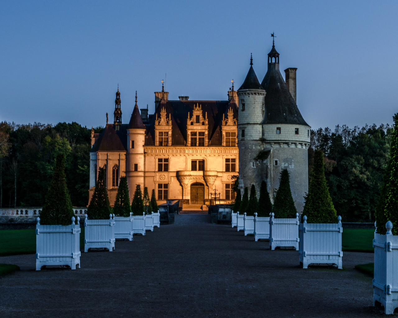 Вид  на вечерний замок Шенонсо, Франция