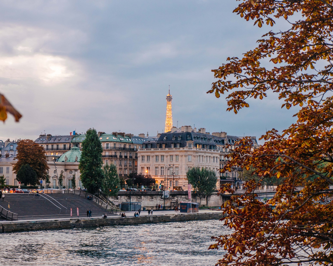 Вид на дома на набережной, Париж. Франция 