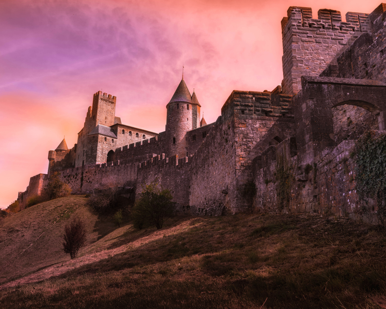 Стена старинной крепости под красивым небом, Франция