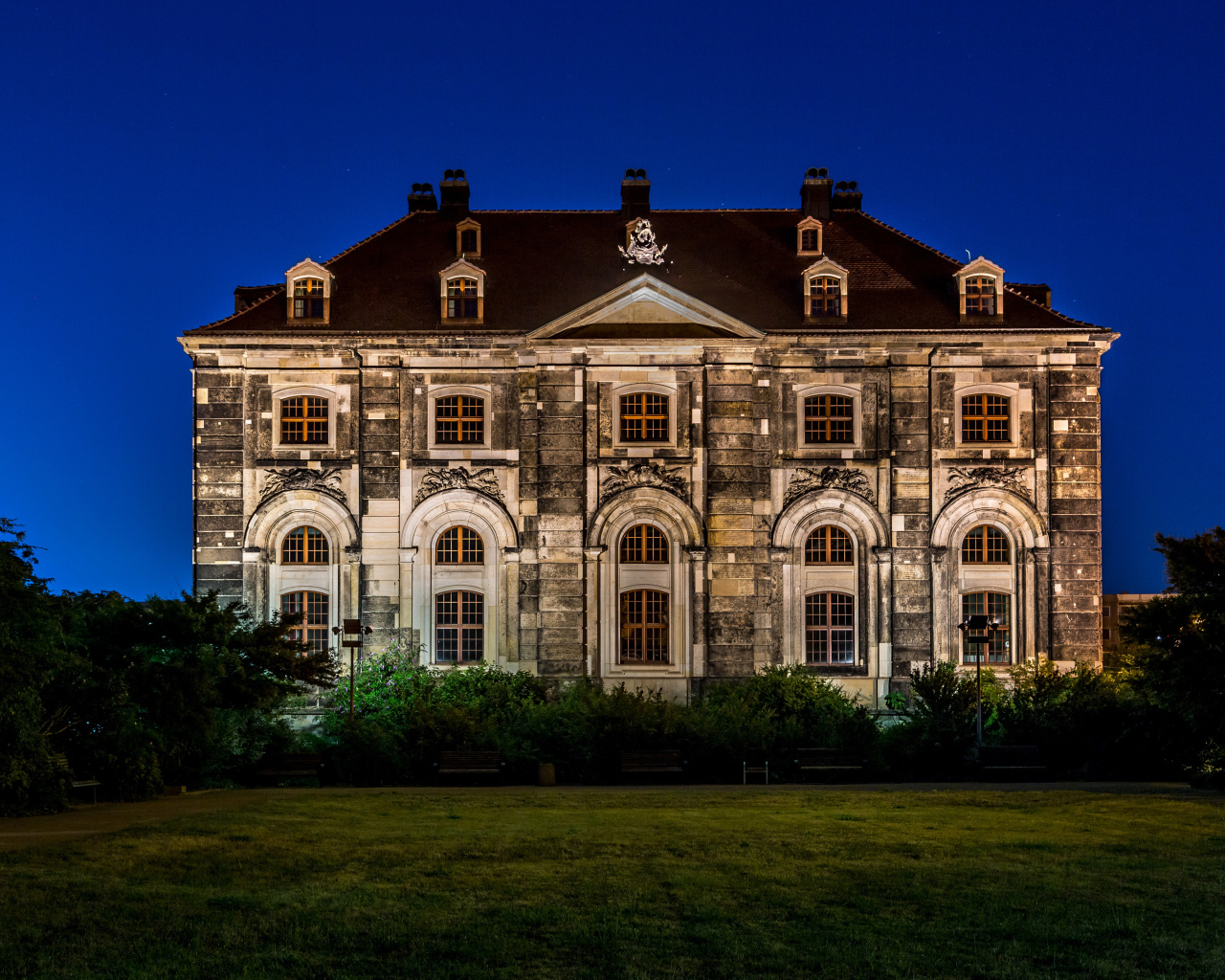 Старинный особняк  ночью, Дрезден. Германия 