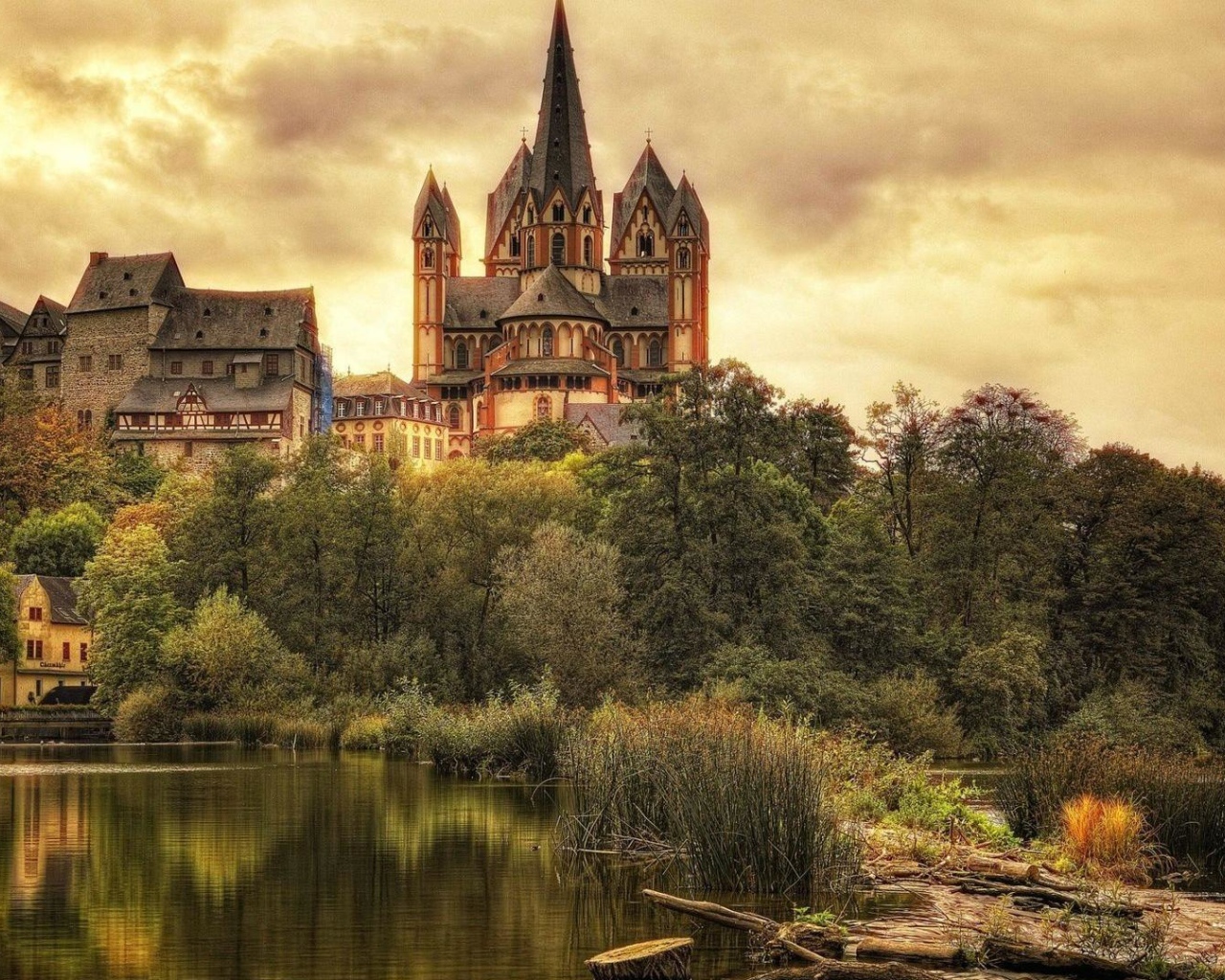 Старинный Лимбургский собор у озера, Германия 