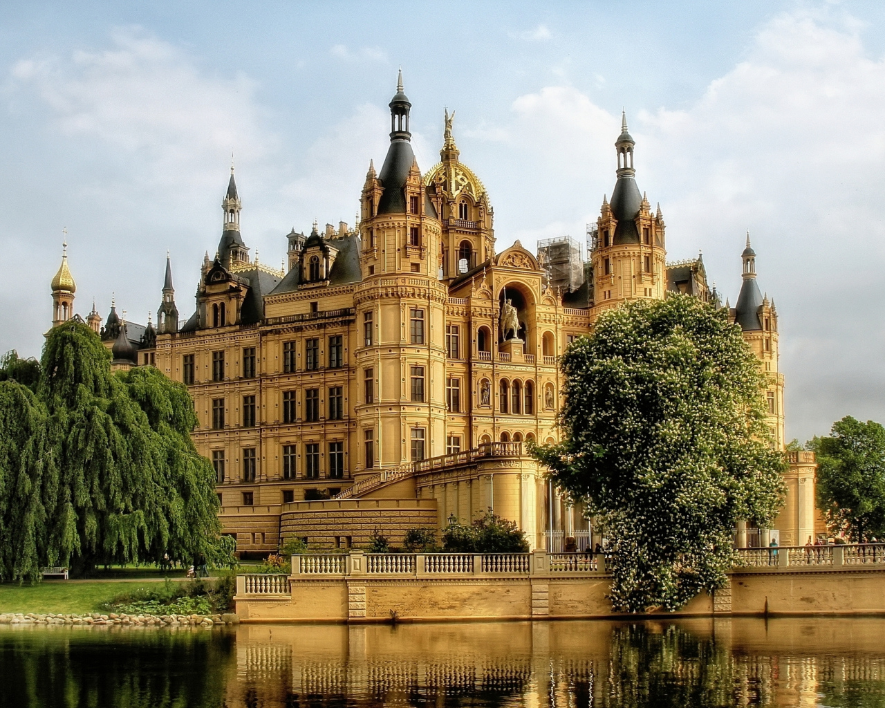 Старинный Шверинский замок у водоема, Шверин, Германия