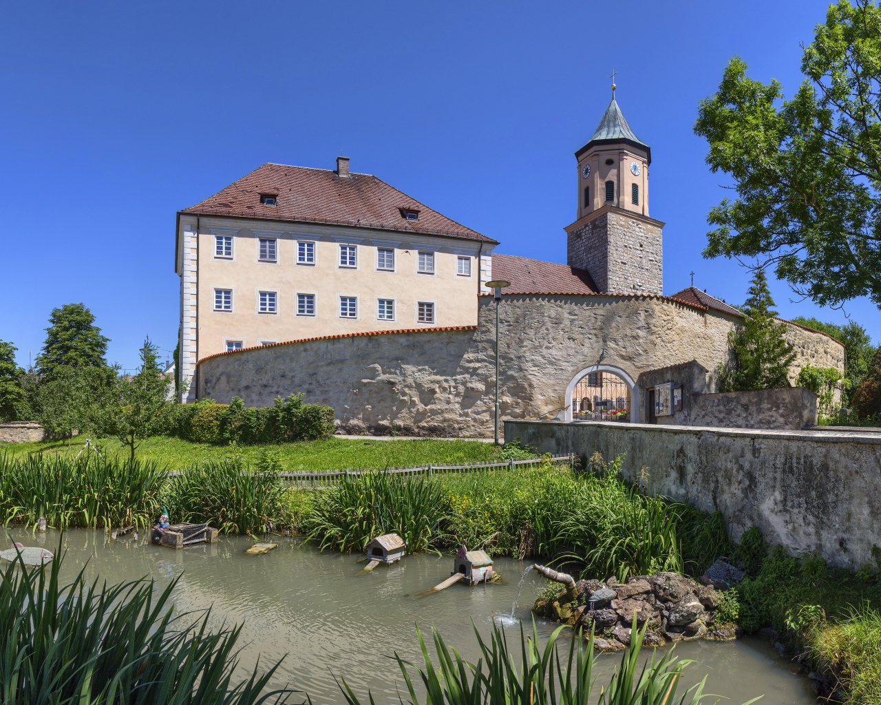 Красивый дом у пруда, Бавария. Германия