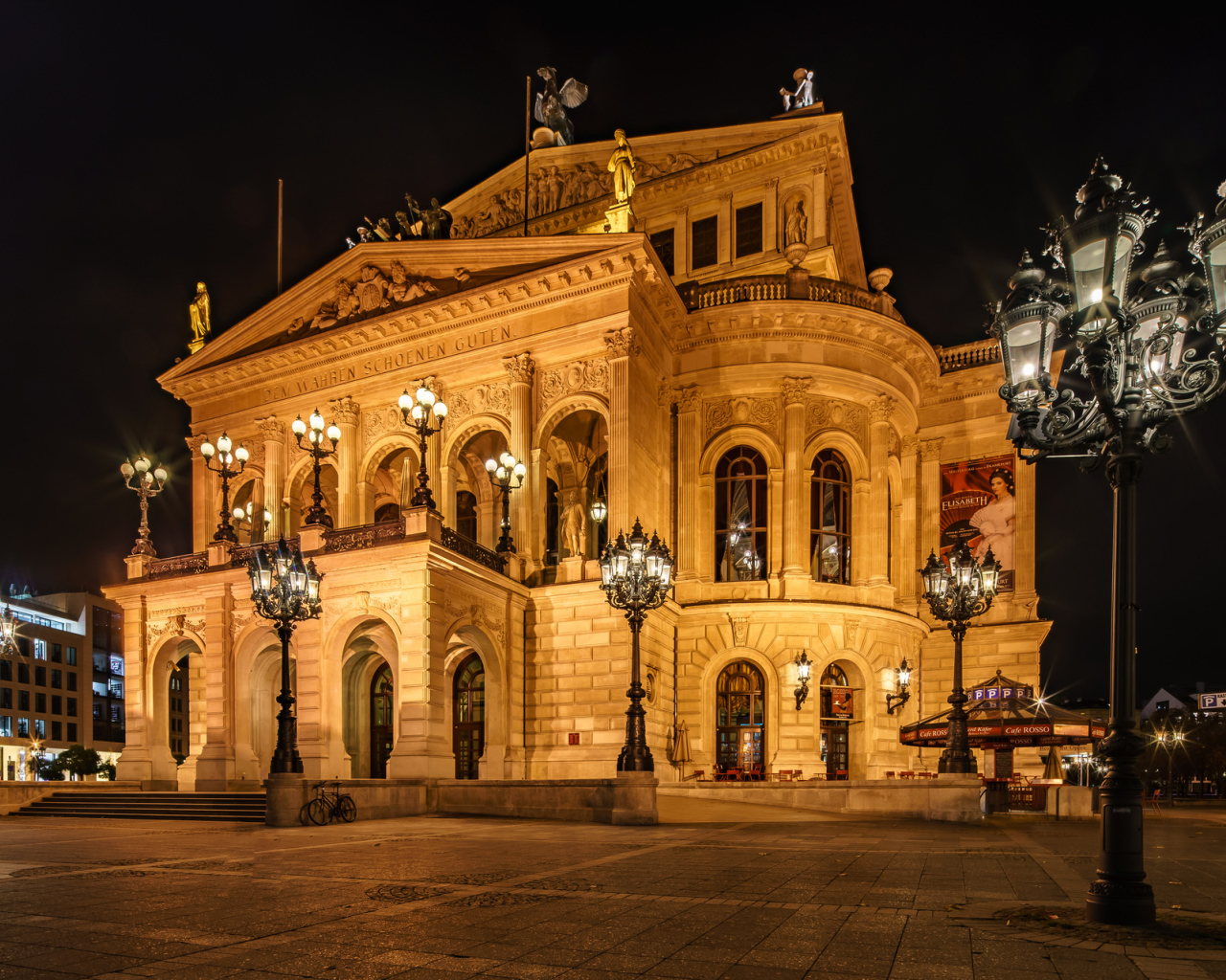 Красивое здание Старой оперы ночью,  Франкфурт-на-Майне, Германия 