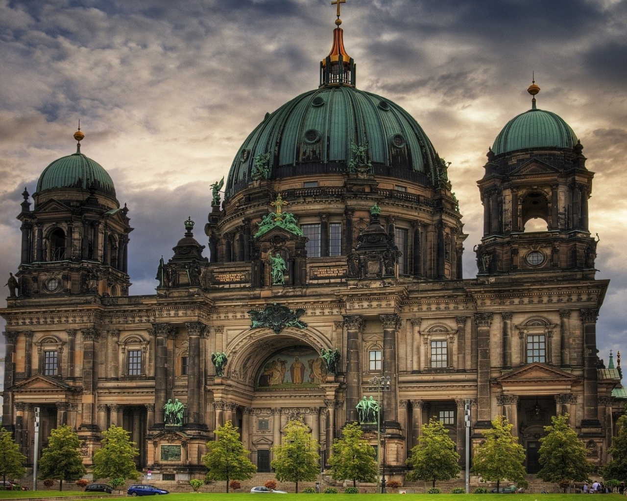 Берлинский кафедральный собор на фоне неба, Германия 