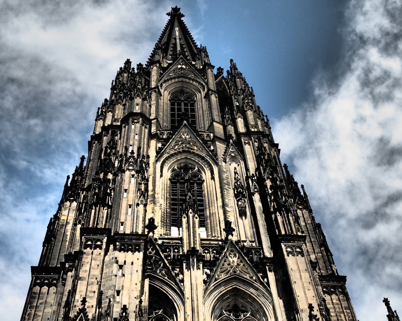 Кельнский собор на фоне красивого неба, Германия