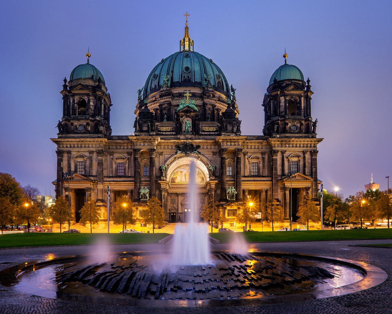Фонтан у Берлинского кафедрального собора, Берлин. Германия 
