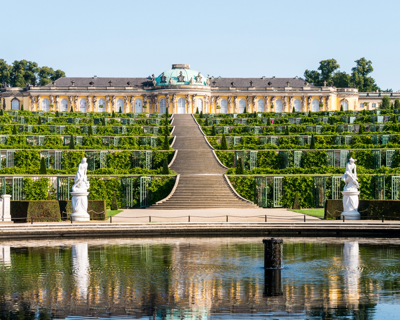 Высокая лестница у дворца Сан-Суси, Потсдам. Германия