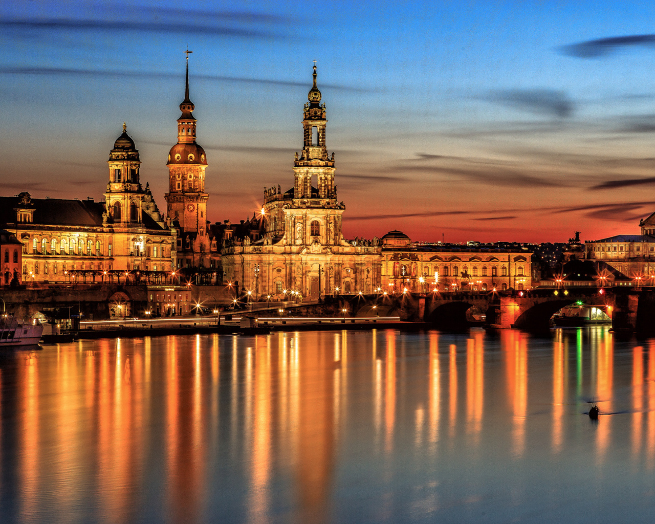 Собор Хофкирхе вечером, Дрезден. Германия 