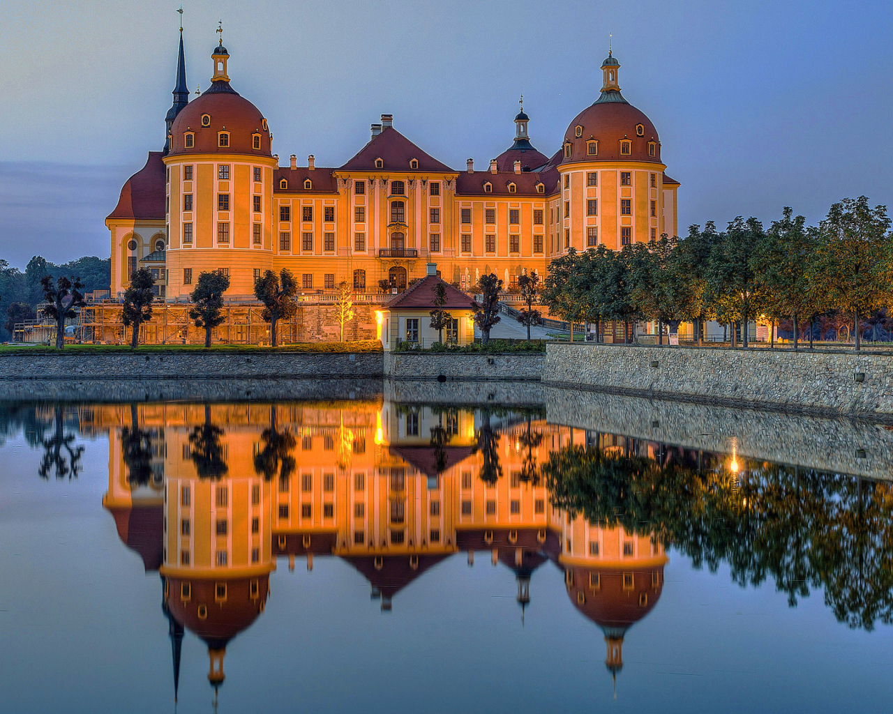 Замок Морицбург отражается в воде.  Германия 