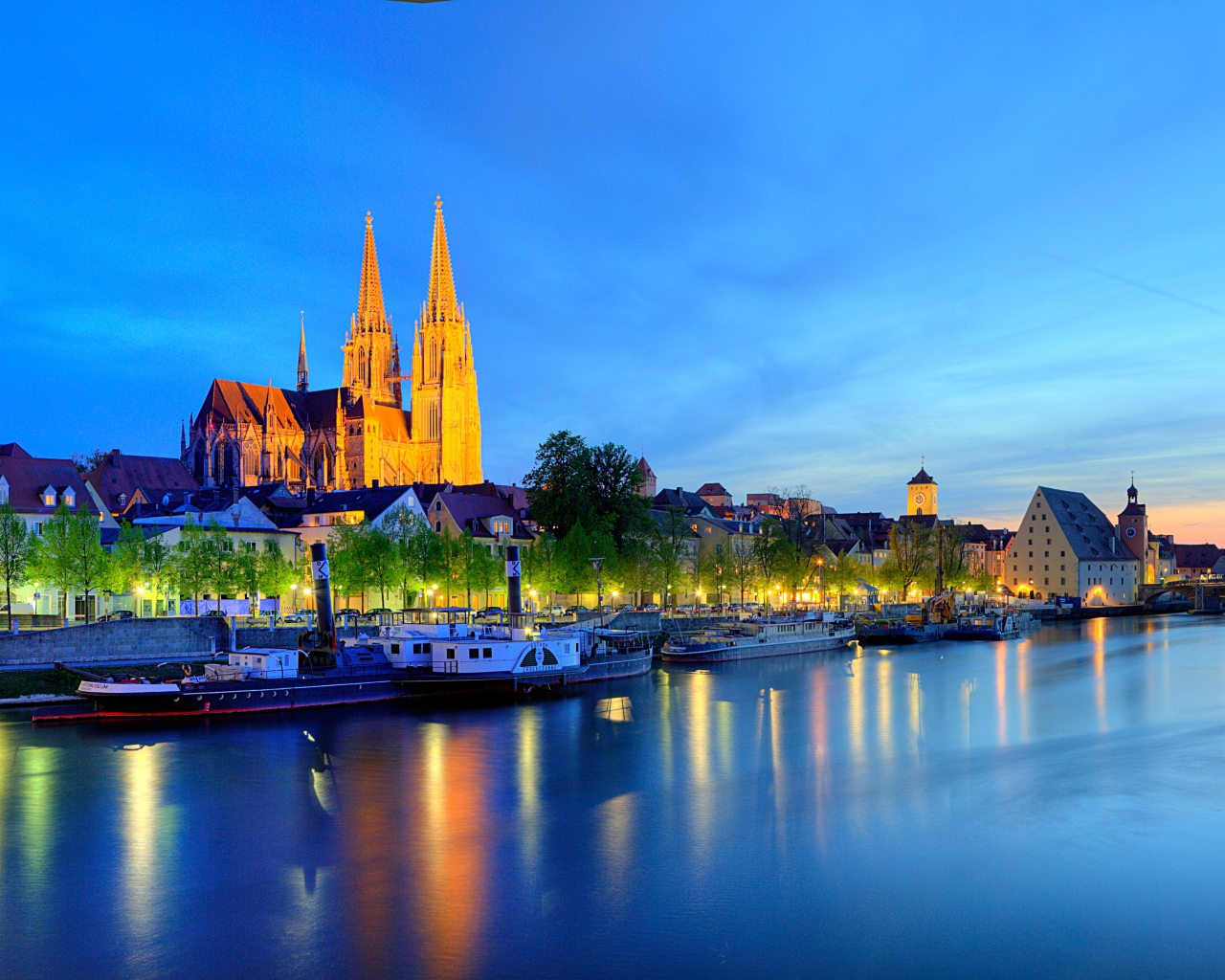 Ночной город Регенсбург у реки, Германия