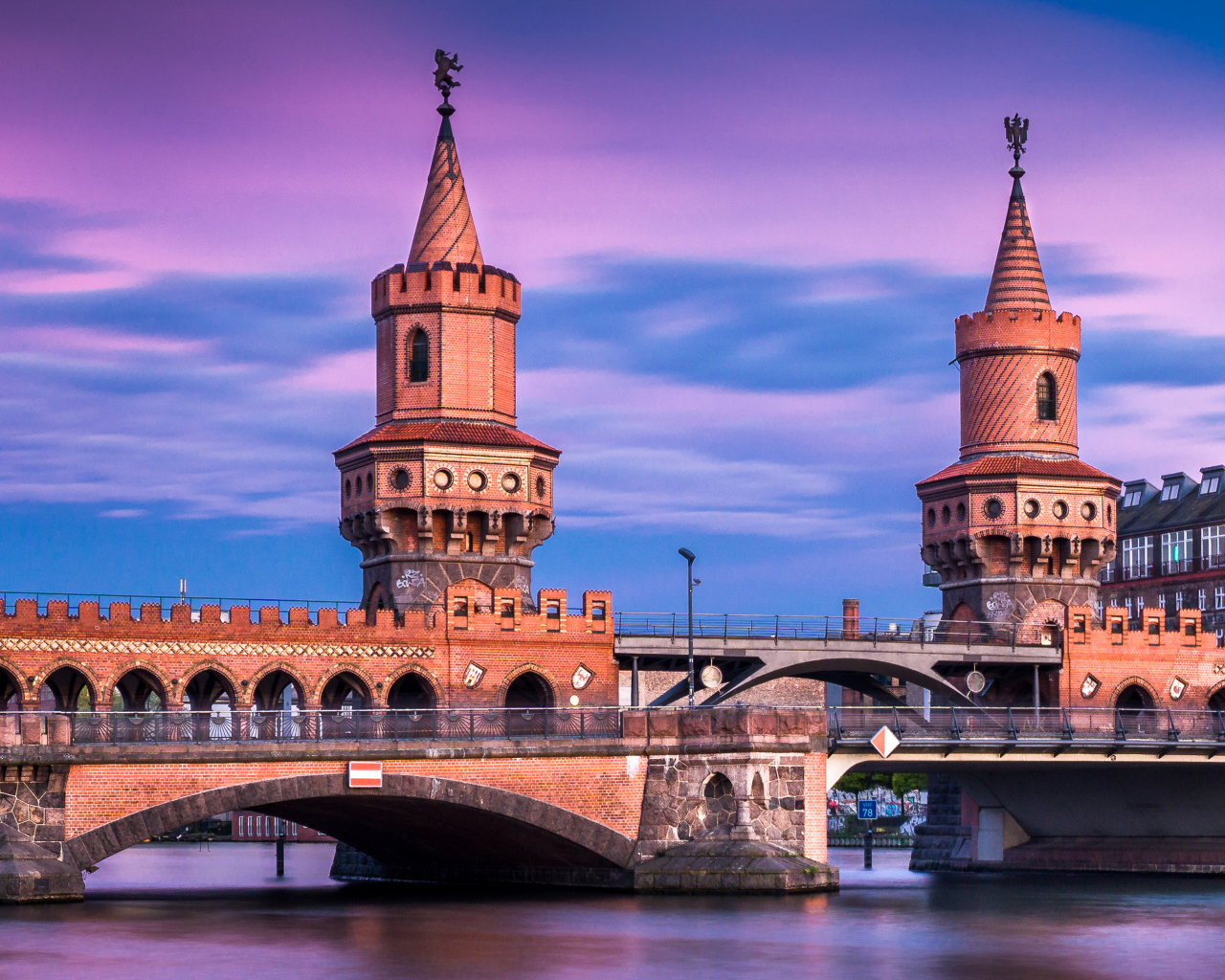 Красный старинный  мост Обербаумбрюкке, Берлин. Германия 