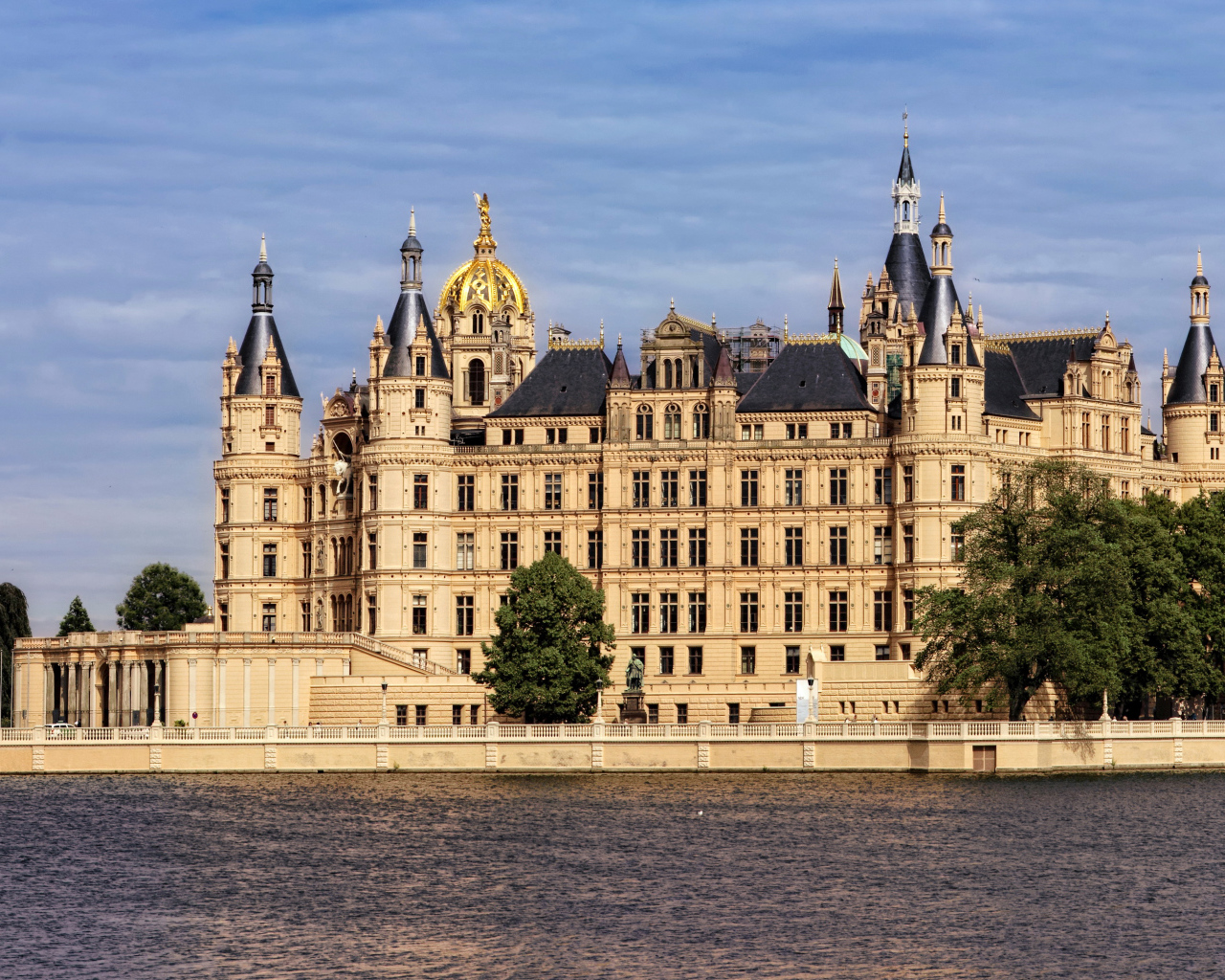 Шверинский замок у озера, Германия  