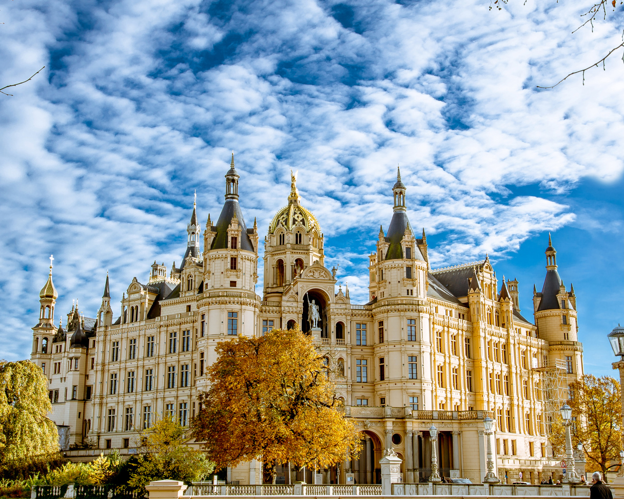 Замок Шверин под красивым голубым небом осенью, Германия