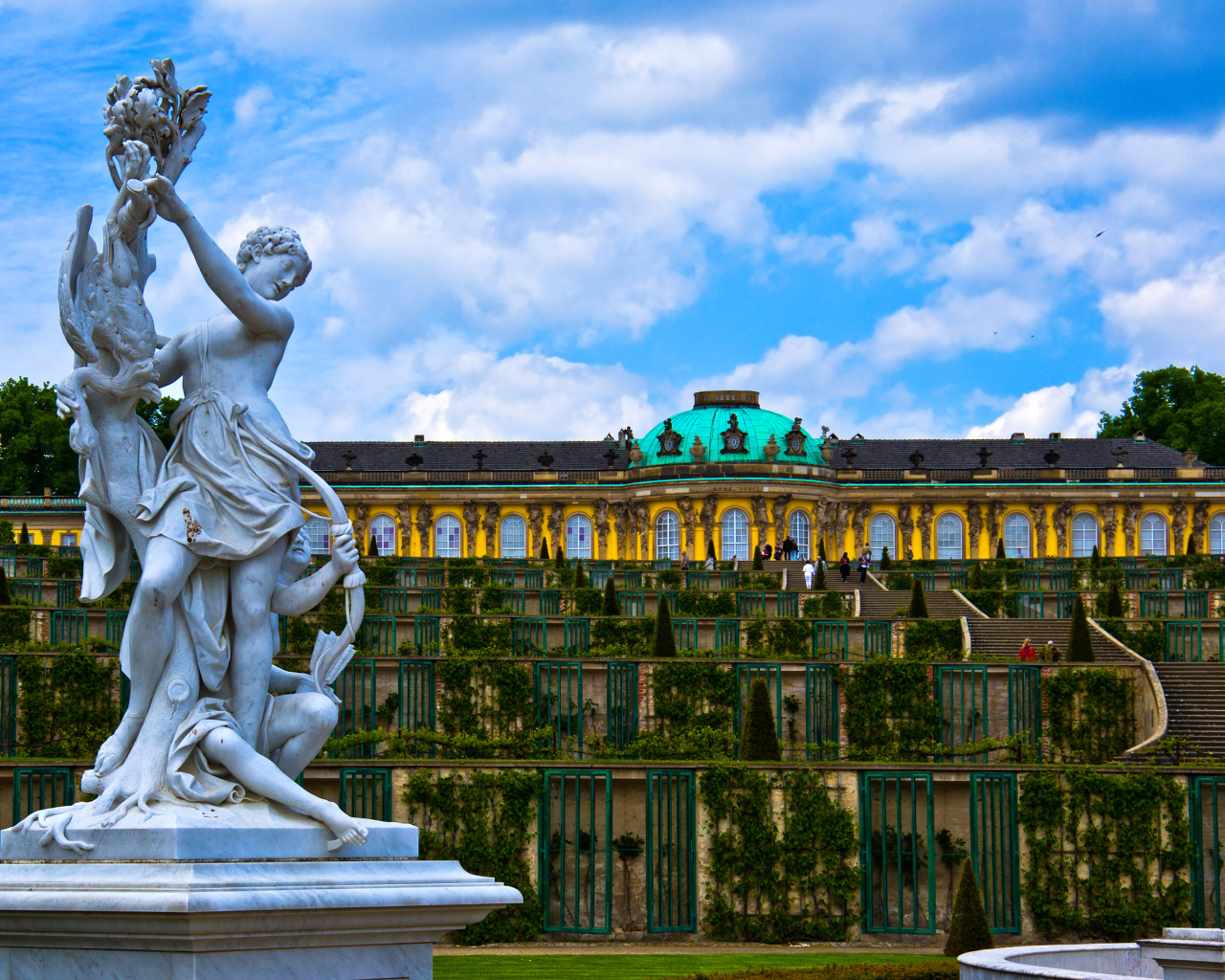 Скульптура у дворца Сан-Суси, Потсдам. Германия 