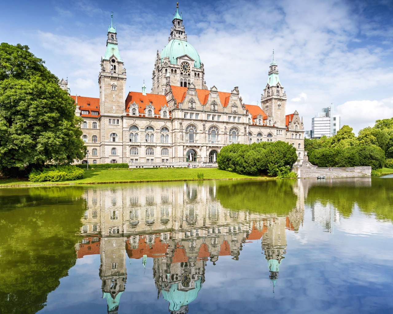 Мэрия New Town Hall отражается в воде, Ганновер, Германия 