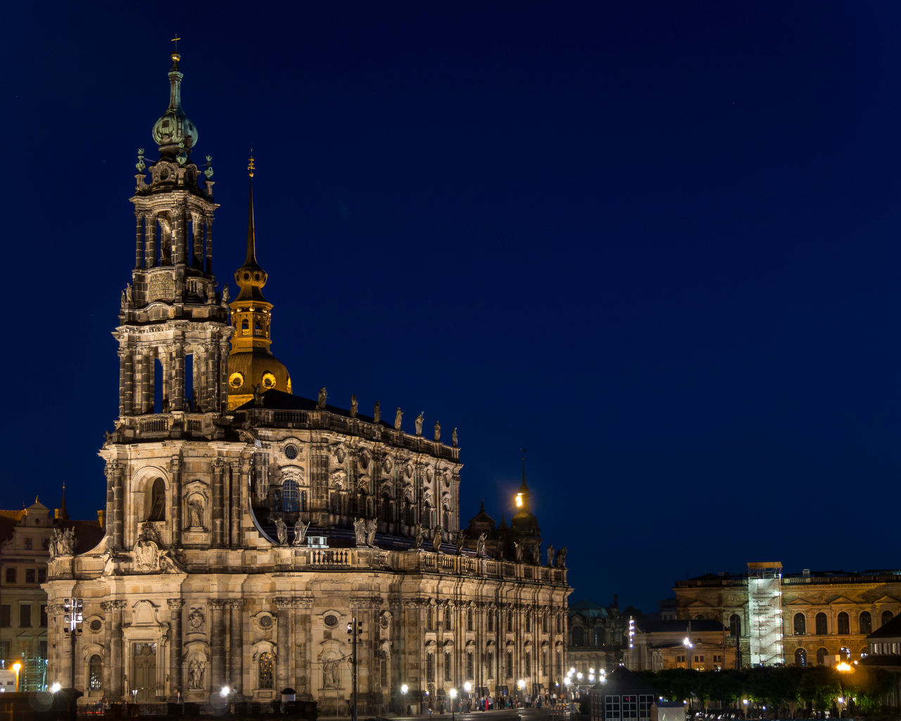 Старинный собор Хофкирхе ночью, Дрезден. Германия