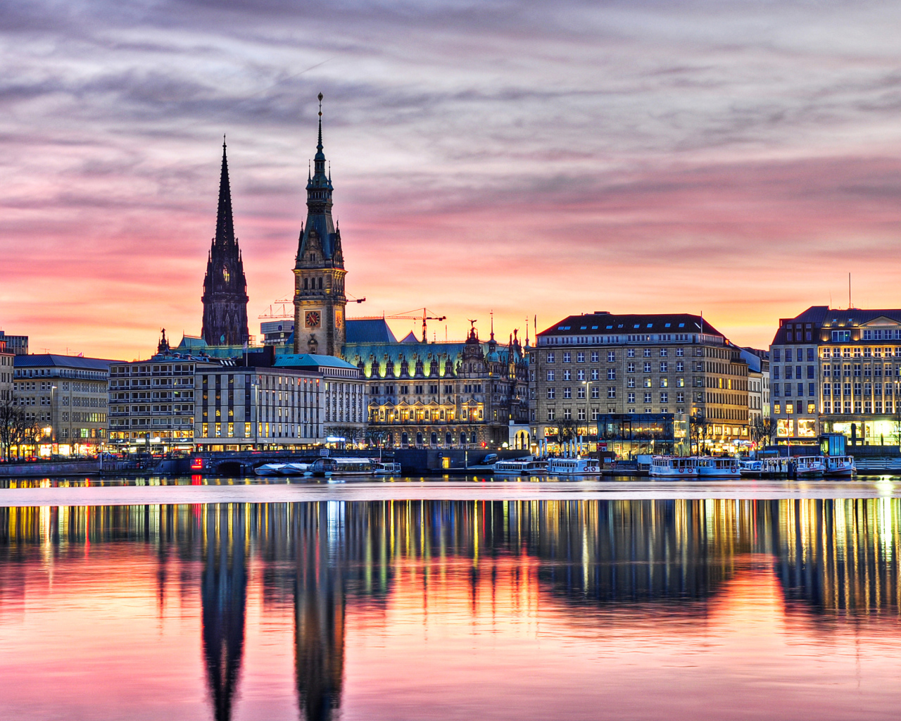 Здания вечернего города Гамбург отражаются в реке,  Германия 