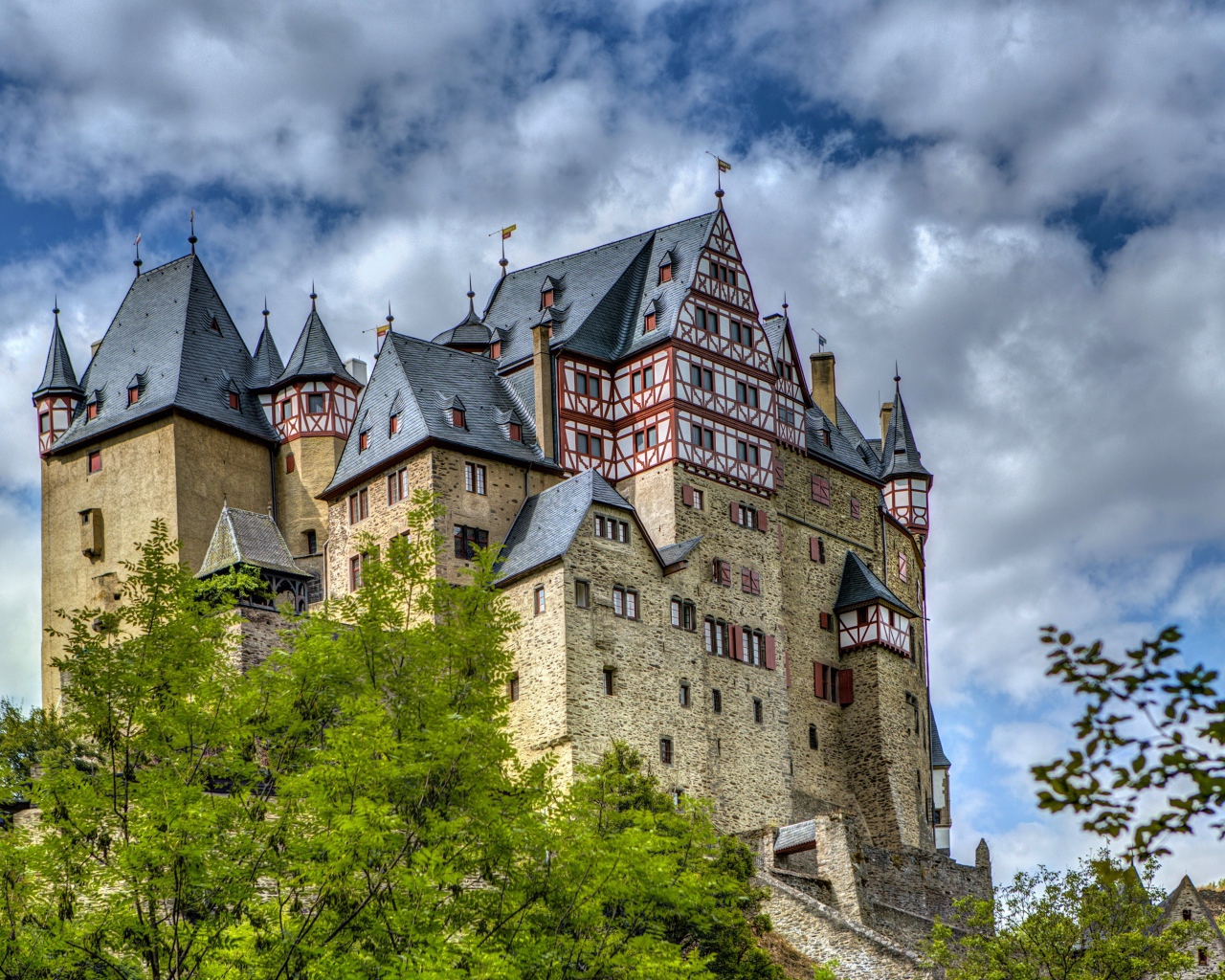 Замок Эльц под красивым голубым небом, Германия