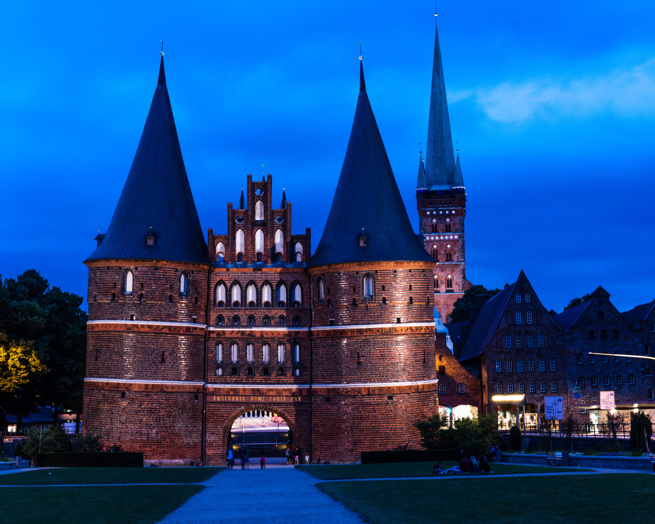 Старинный музей Хольстентор, город Любек. Германия 