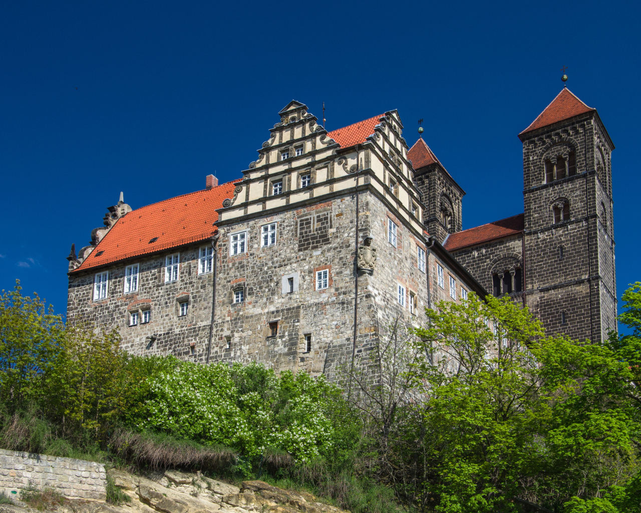 Вид на монастырь в городе Кведлинбург, Германия