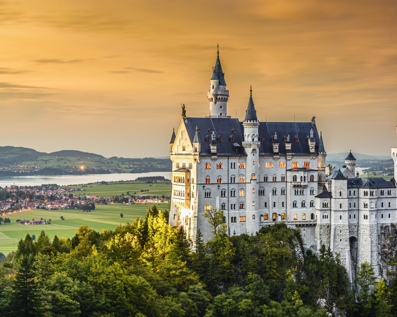 Красивый замок Нойшванштайн на рассвете, Германия