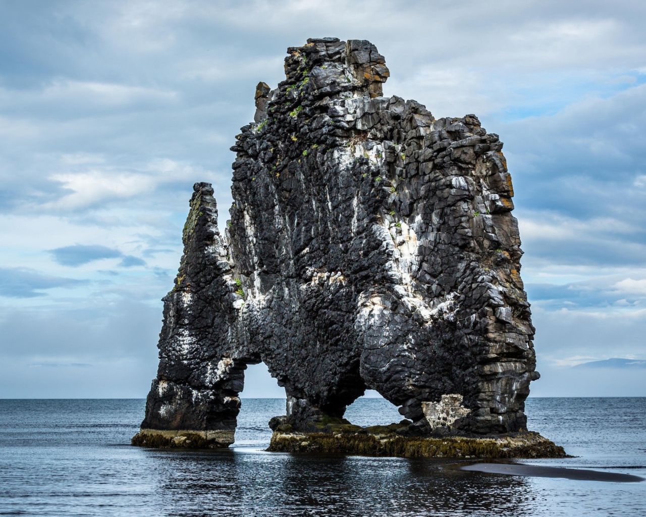 Необычная скала Хвитсеркюр, полуострова Ватнснес. Исландия 