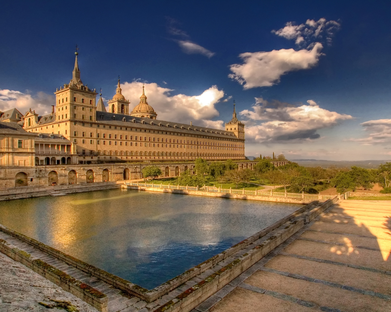 Старинный монастырь Эскориал, Италия 