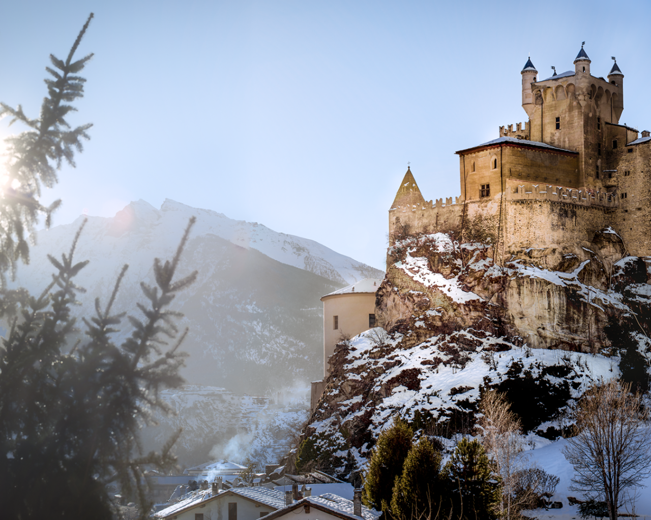 Старинный заснеженный замок Castello di Saint-Pierre, Италия 
