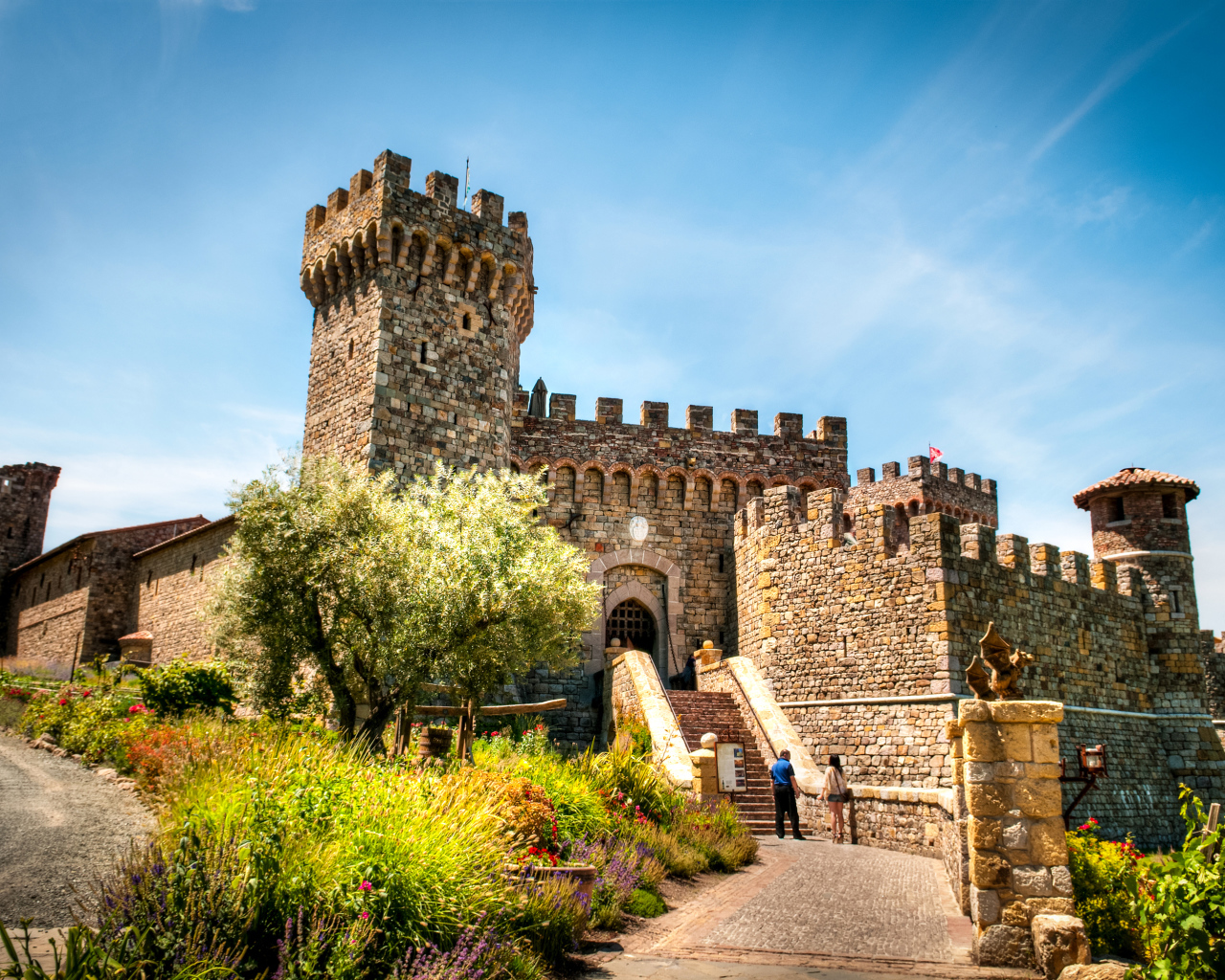 Замок Castello di Amorosa на фоне голубого неба, Тоскана. Италия