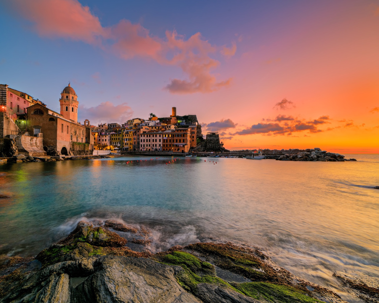 Город Вернацца на берегу океана на закате,  Италия 