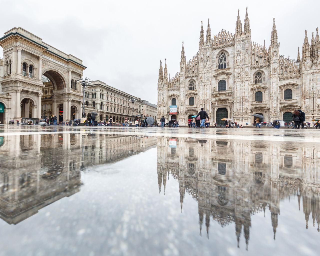Миланский собор на площади, Италия 
