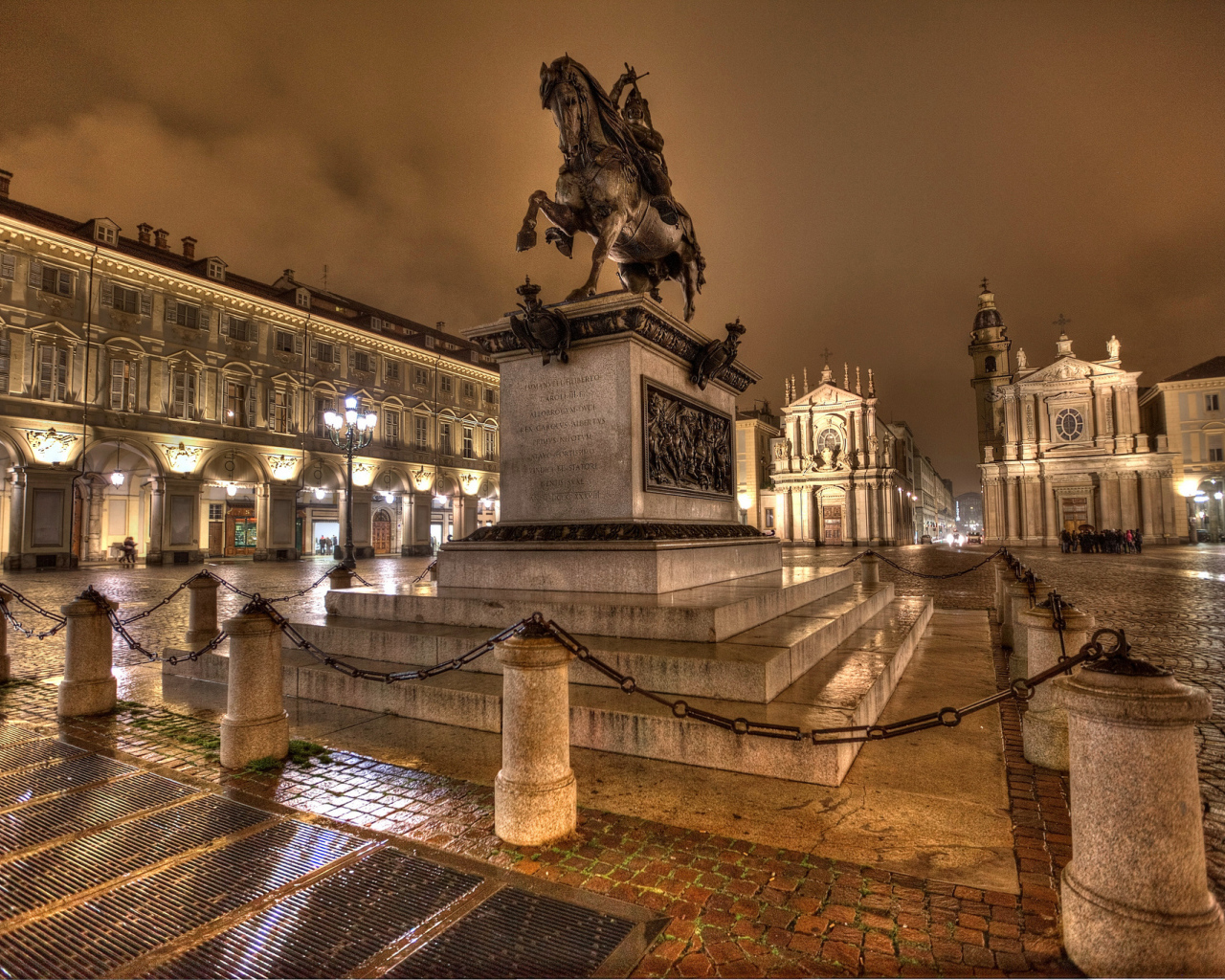 Памятник герцогу Савойскому Эммануилу Филиберту в свете ночных фонарей на площади Сан - Карло, Турин. Италия