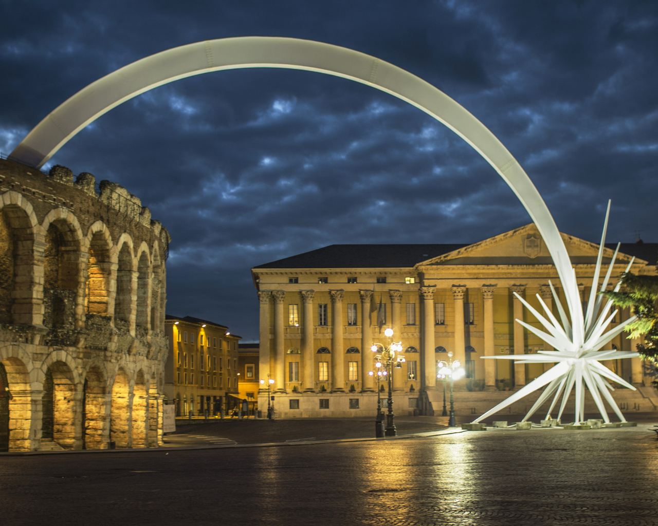 Ночная улица в Вероне, Италия