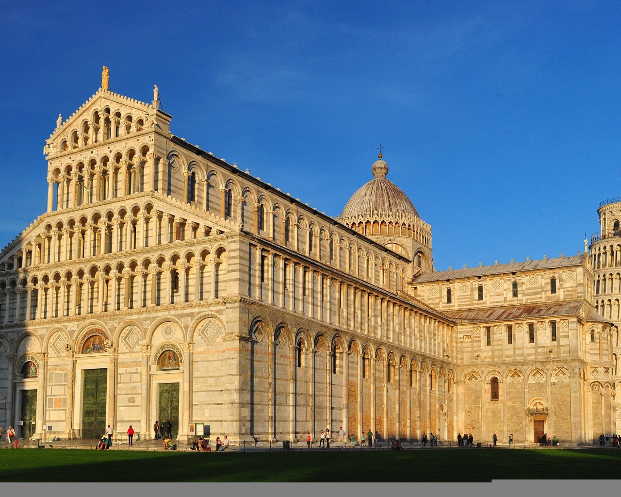 Храм у Пизанской башни, Пиза. Италия