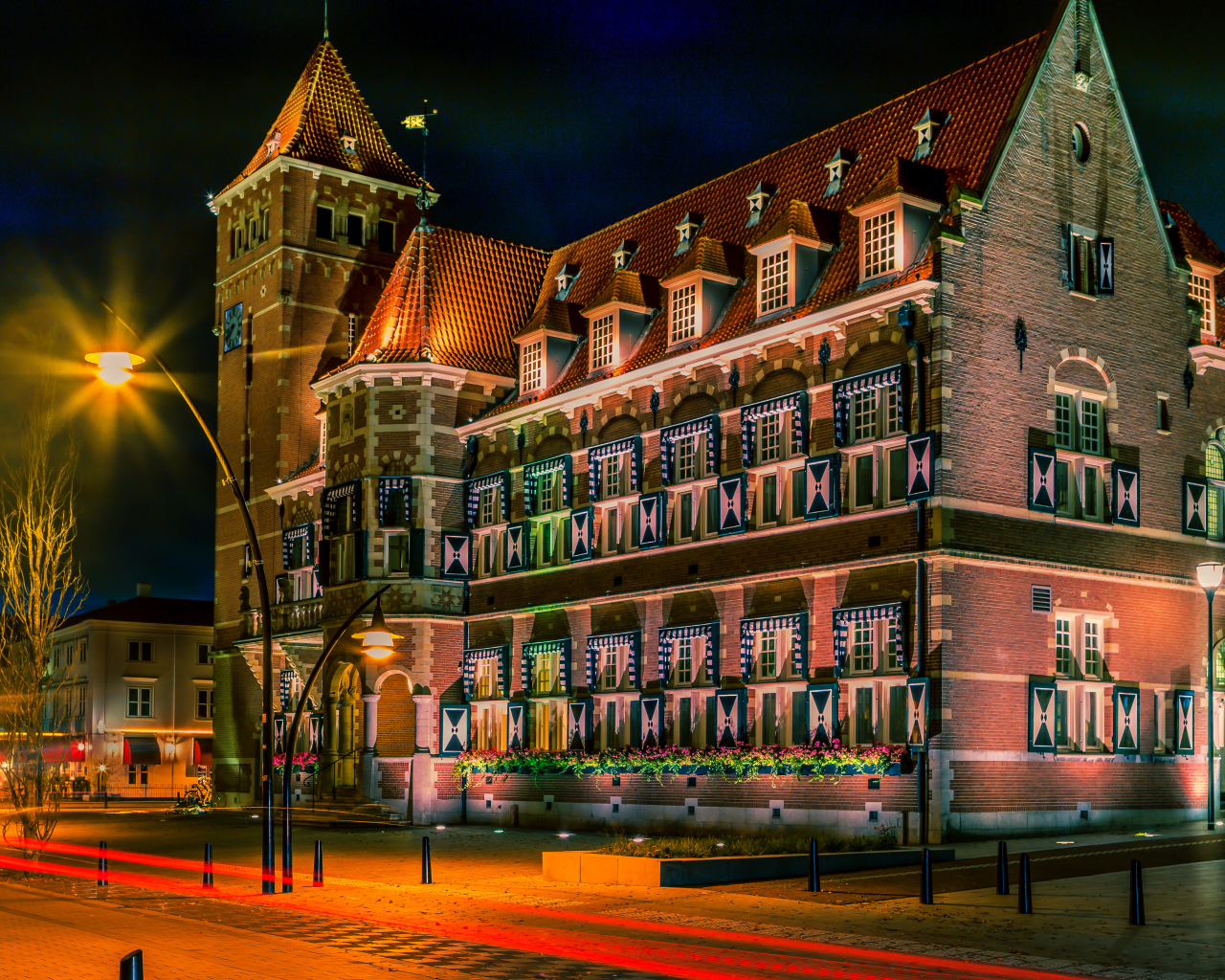 Красивый дом на вечерней улице, Нидерланды 