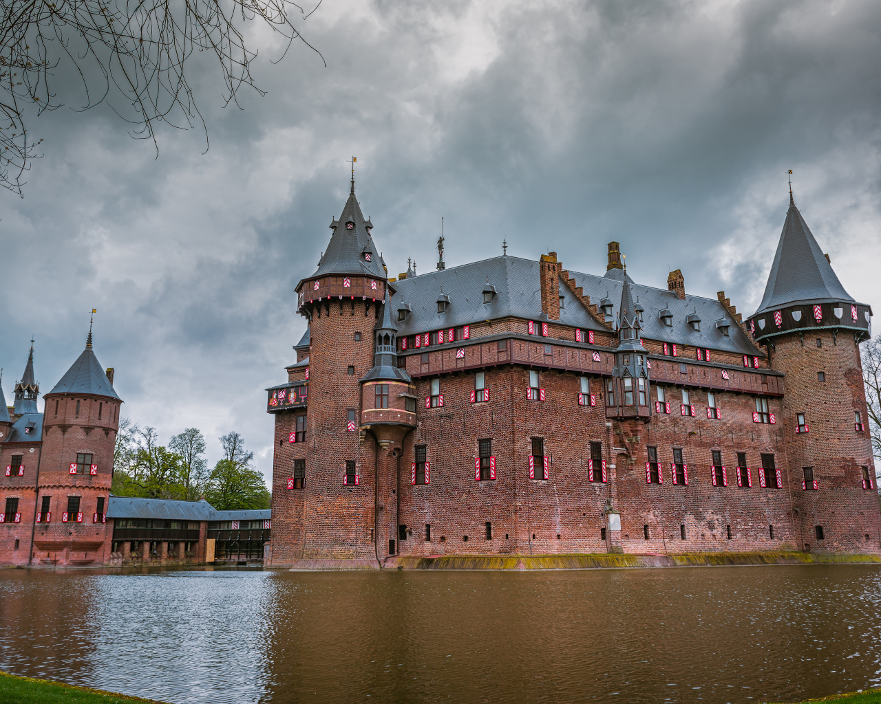 Пасмурное небо над замком Де-Хаар, Нидерланды