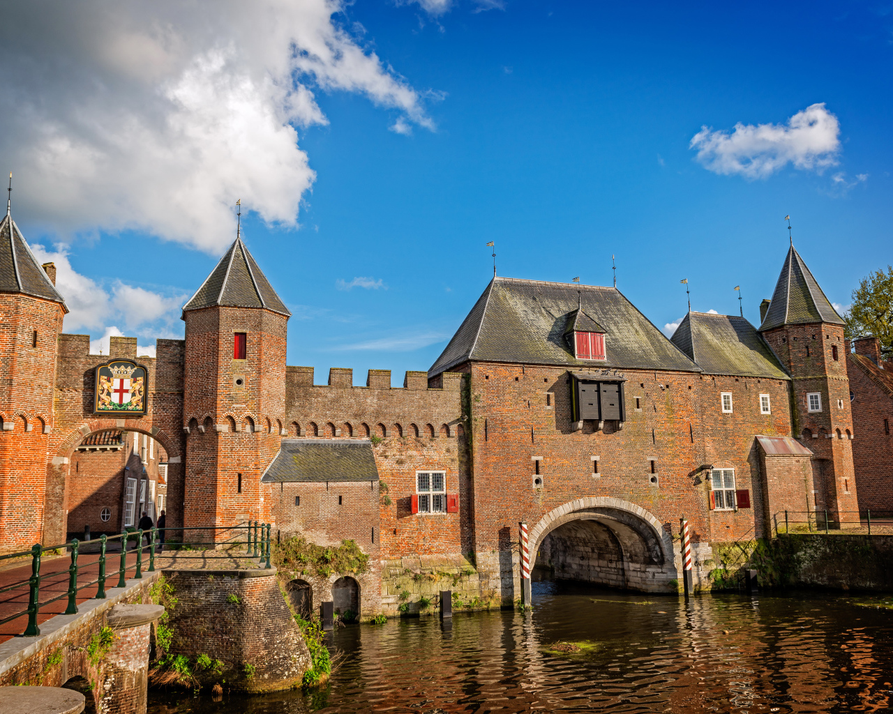 Каменные стены города Амерсфорт у воды, Нидерланды