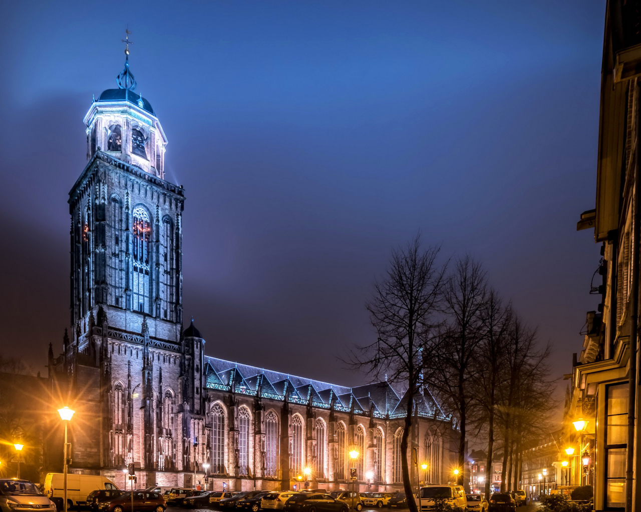 Храм в свете фонарей на ночной улице в городе Девентер, Нидерланды