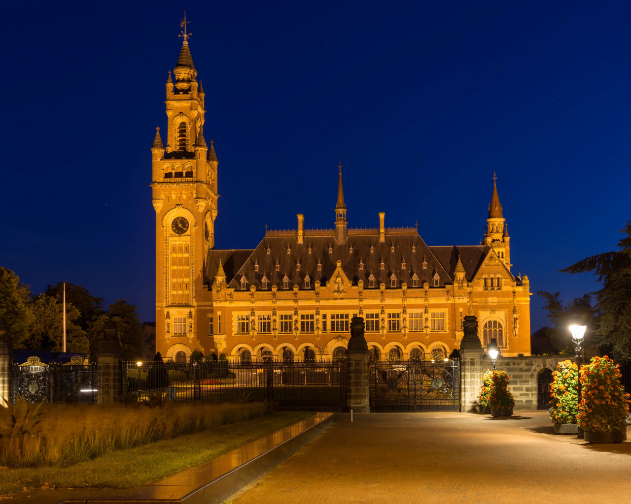 Дворец Мира в свете фонарей, Гааг. Нидерланды 