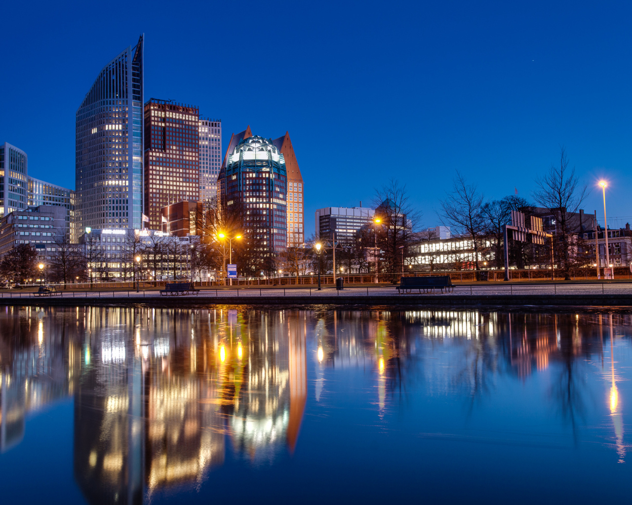 Ночной город Гаага отражается в воде, Нидерланды 