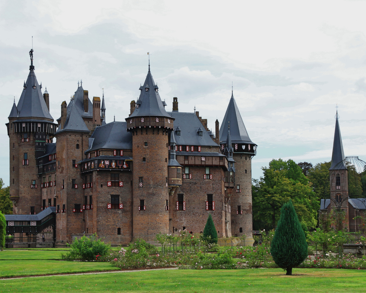 Вид на старинный замок Де-Хаар, Нидерланды