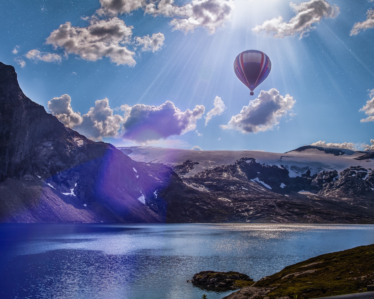 Воздушный шар в лучах солнца, Лофотенские острова, Норвегия 