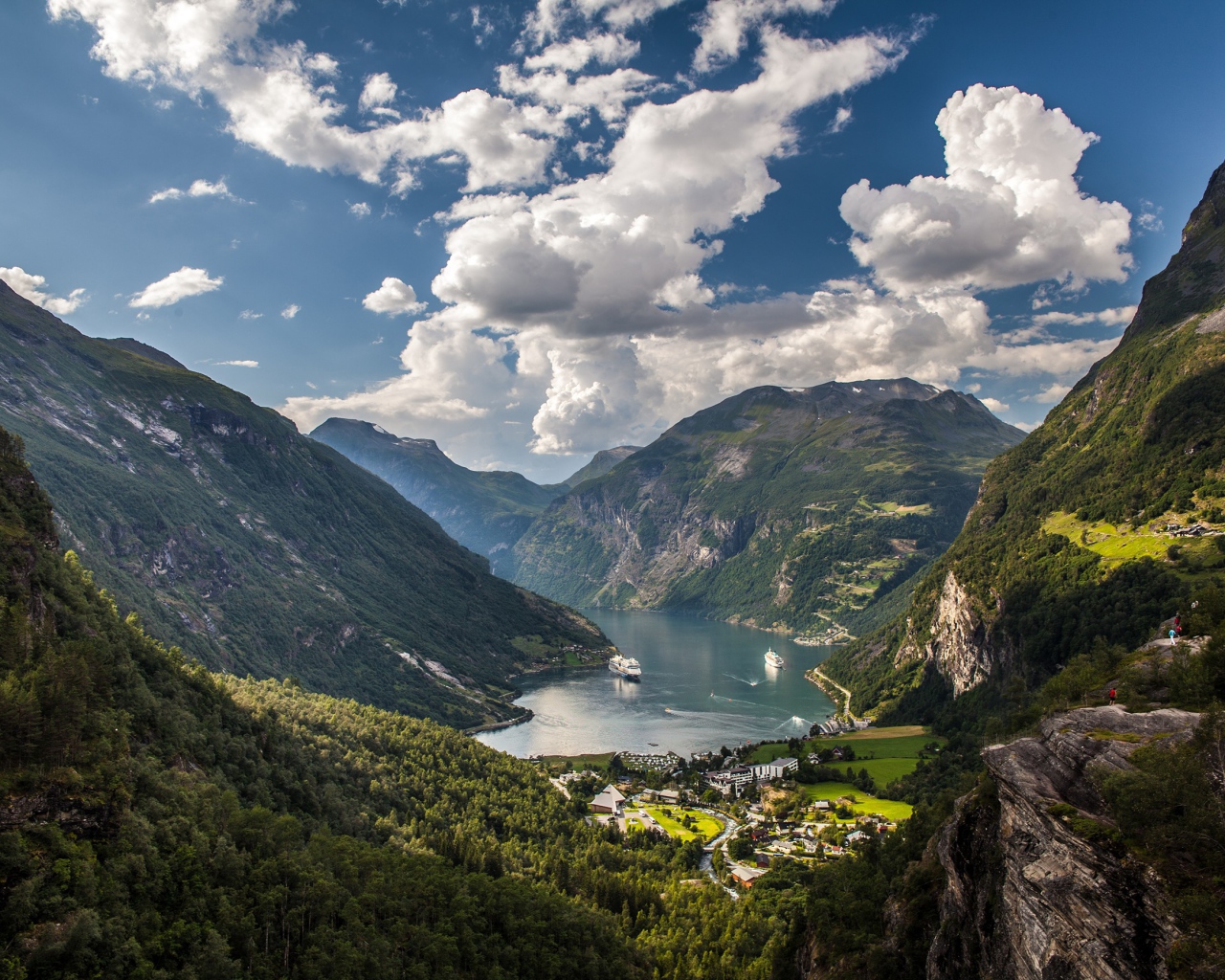 Красивое небо над  город в Гейрангер-фьорд, Норвегия 