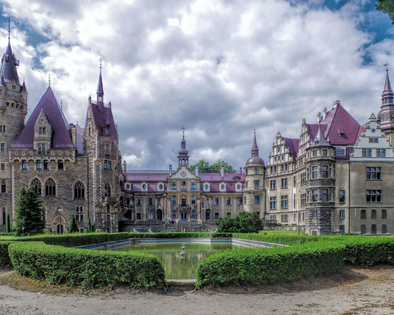 Красивый старинный Мошненский Замок, Польша