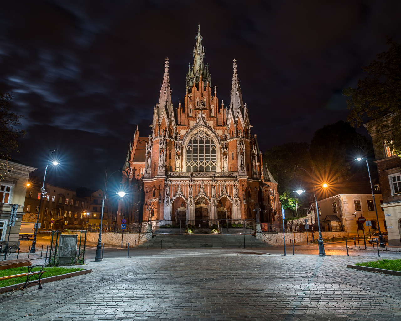 Церковь St. Joseph's Church в свете ночных фонарей, Краков. Польша