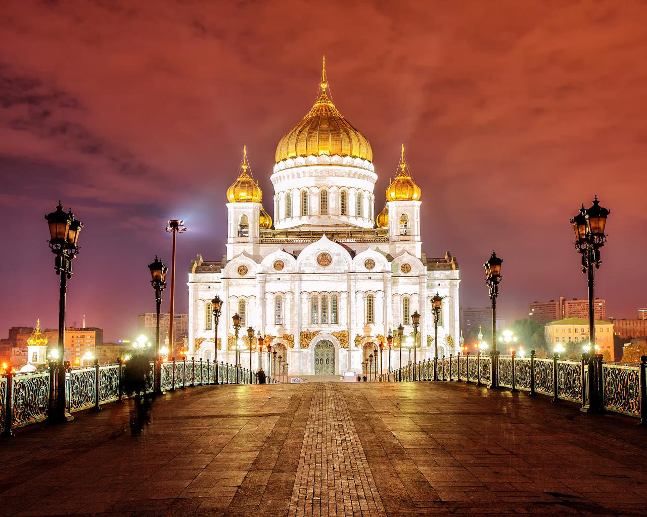Красивый храм Христа Спасителя вечером, Москва. Россия 