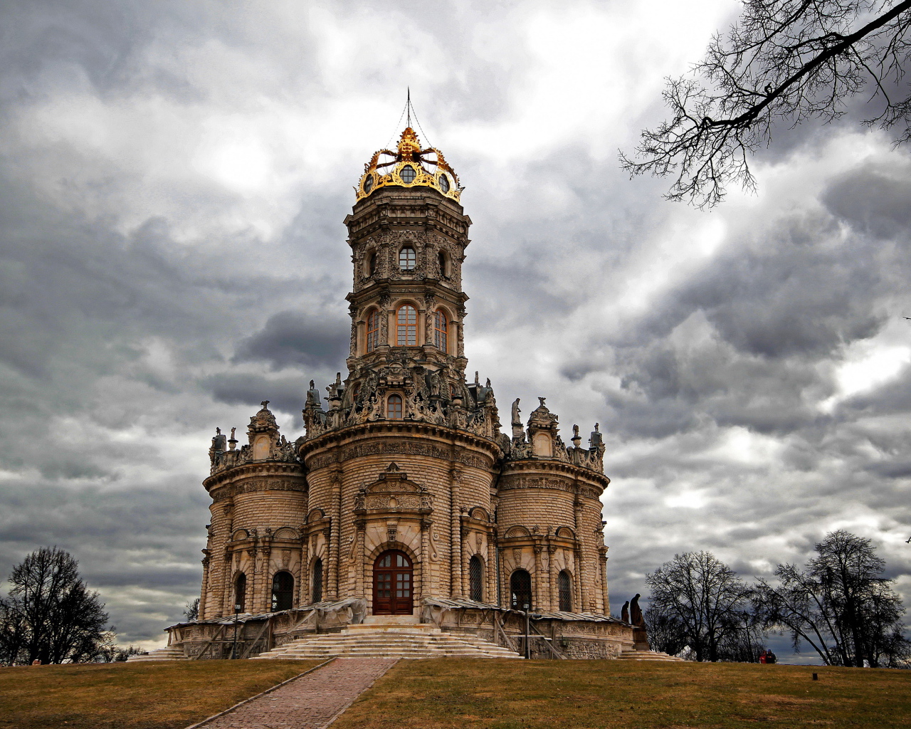 Красивая Знаменская церковь, Дубровицы. Россия 